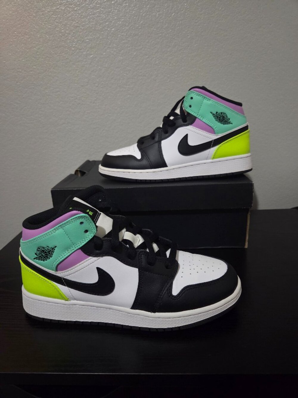 Air Jordan 1 Mid GS Pastel Black Toe 554725-175 – 6.5Y / Women’s 8